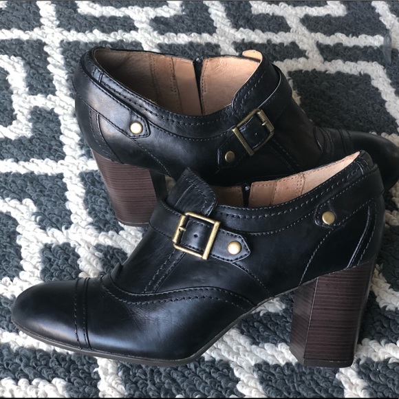 CLARKS Indigo Leather Ankle Bootie sz 7 -like NEW - Picture 1 of 5